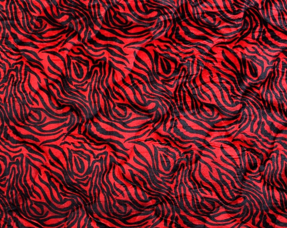 Soft and Cozy Skin Design Double Bed Winter Quilt (Red & Black, 850 GSM)
