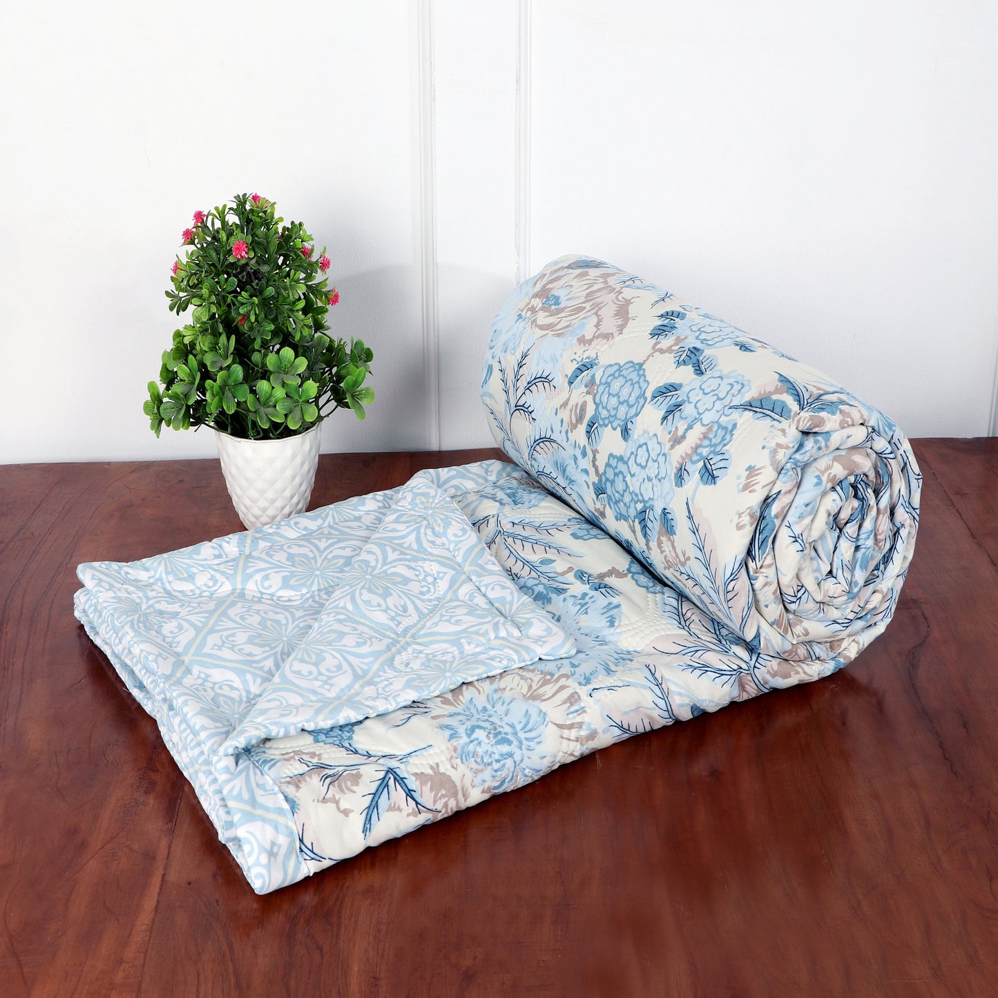 Vintage Blue Floral Print Light Weight Comforter
